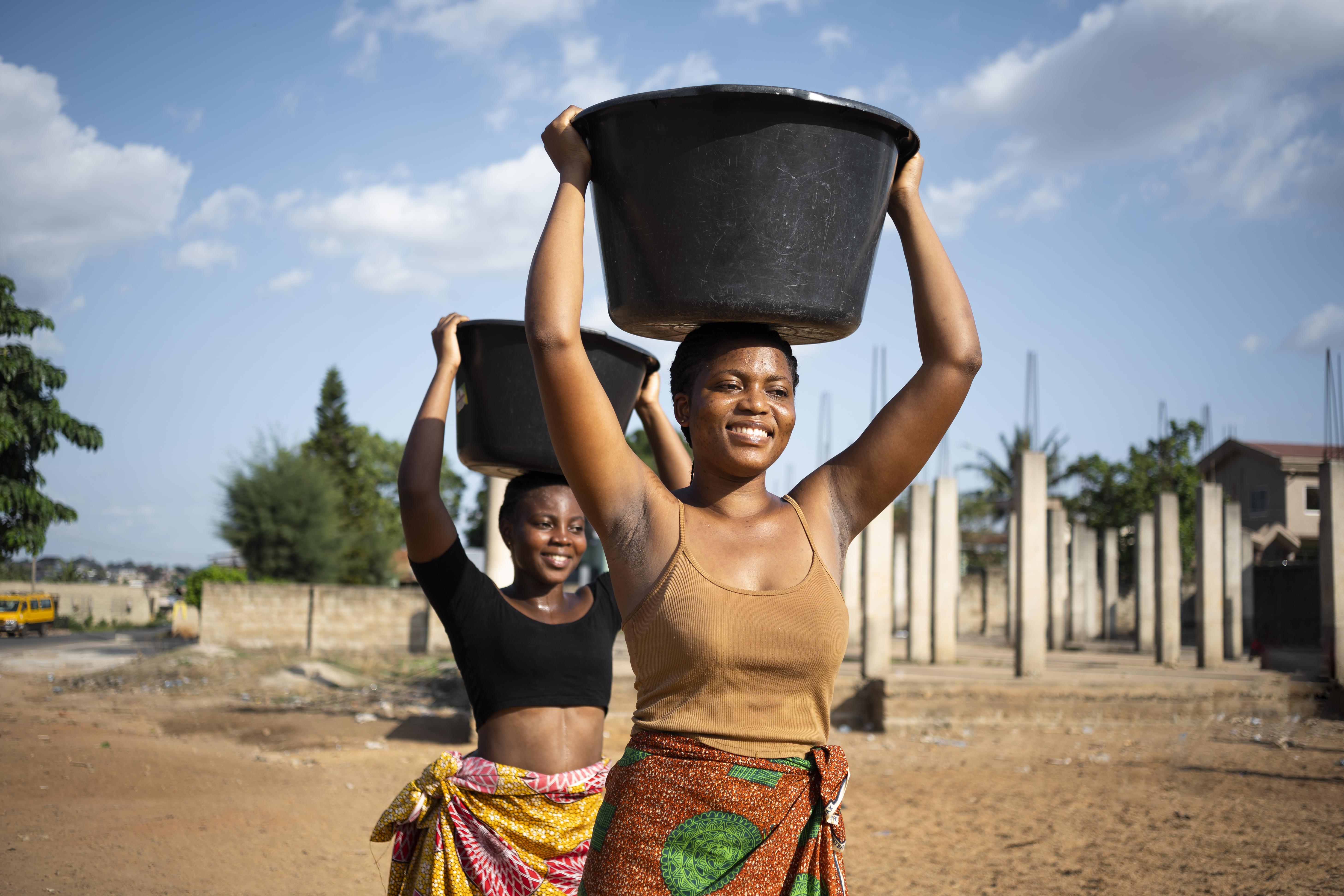 beautiful-african-women-fetching-water